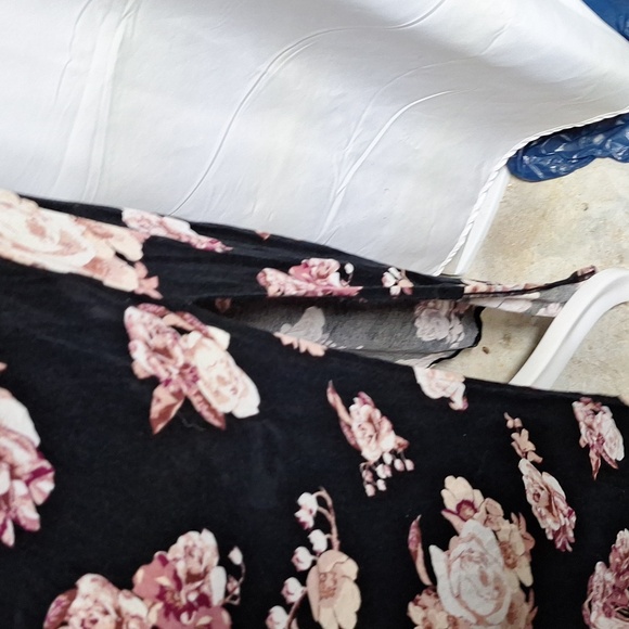 CHARLOTTE RUSSE SKIRT SIZE LARGE.  BIN 106 - Picture 3 of 6